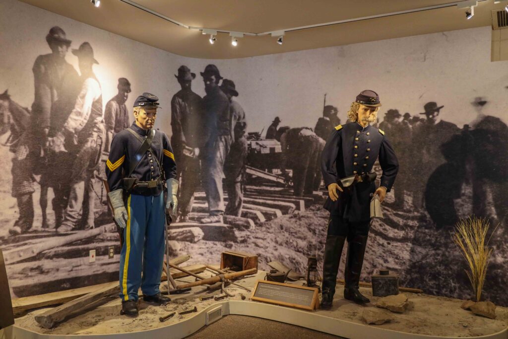 Museum image of two mannequins dressed in 1800s military uniforms